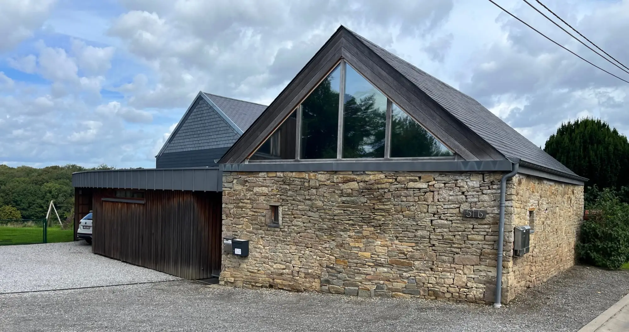 Pignon vitré et façade en pierre de l'Espace Médical du Condroz